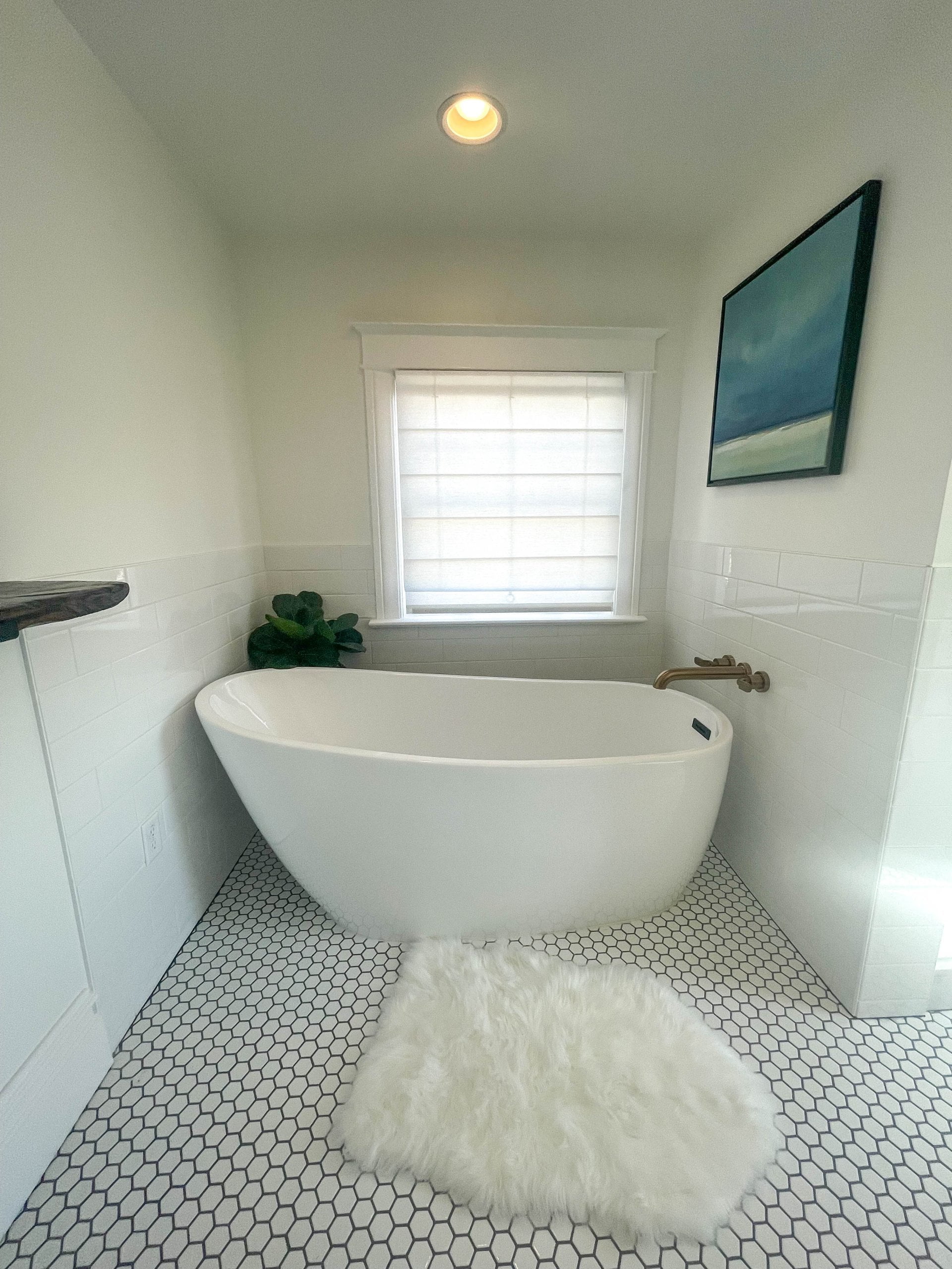 Soaking bath tub under the window.