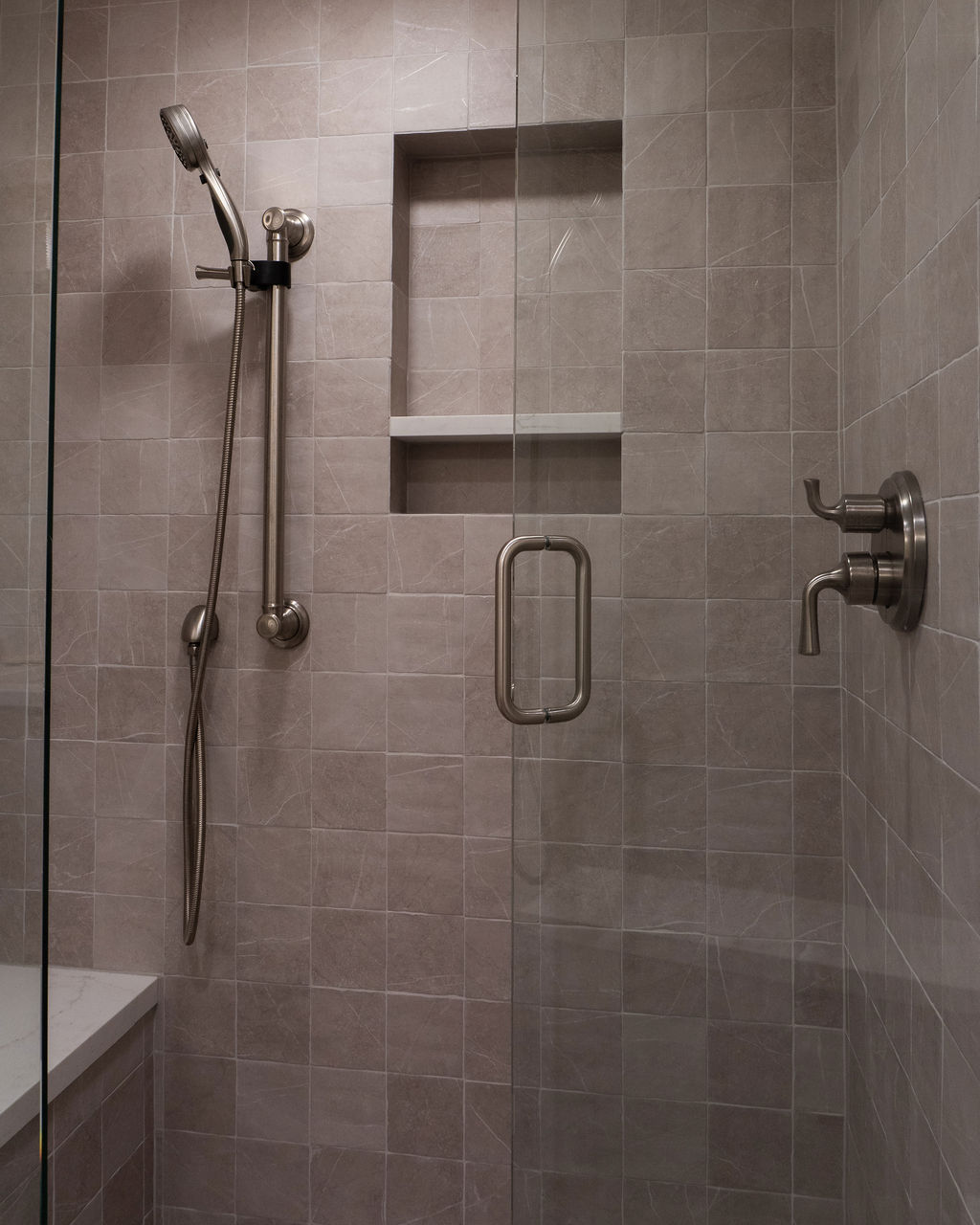 Shower with niche