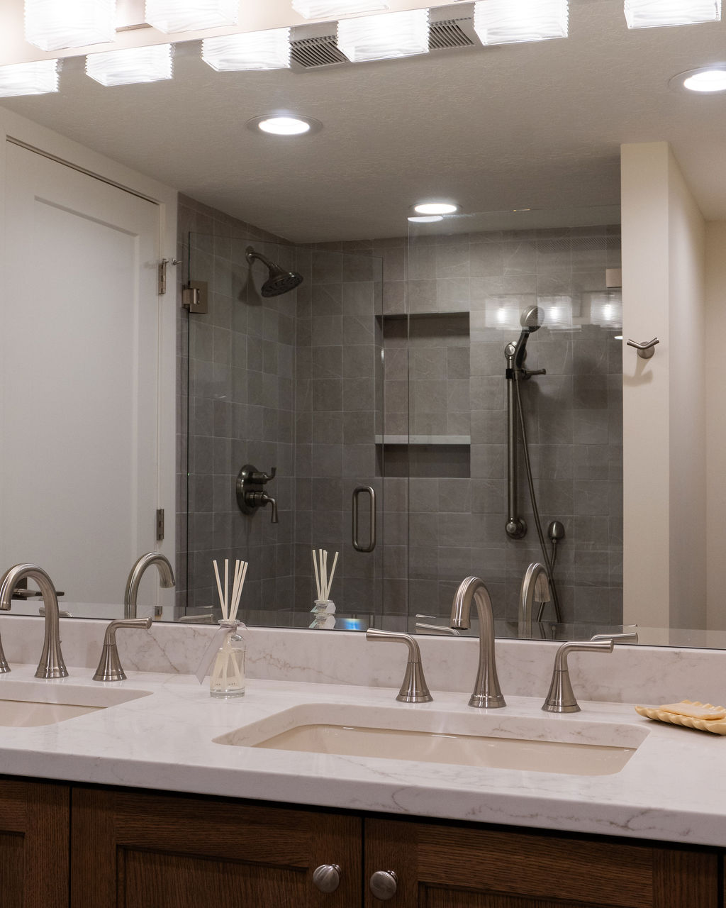 Double sink bathroom vanity