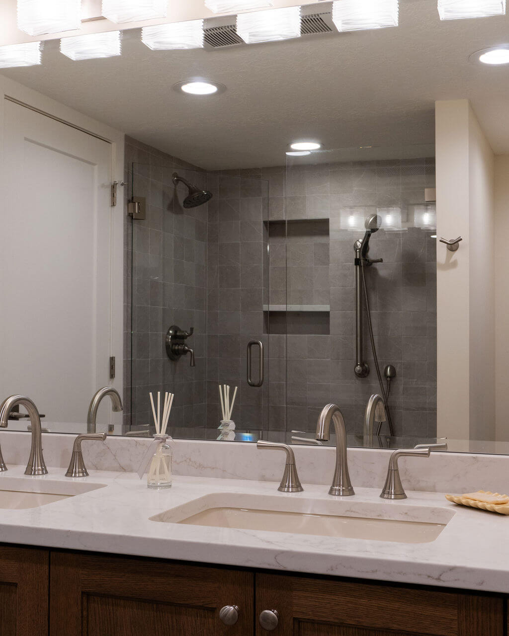 Double sink bathroom vanity